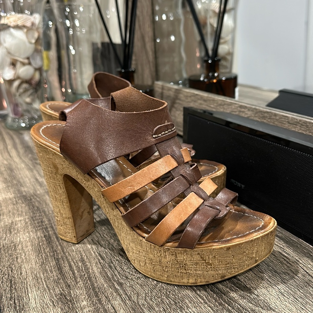 Leather woman sandal heels